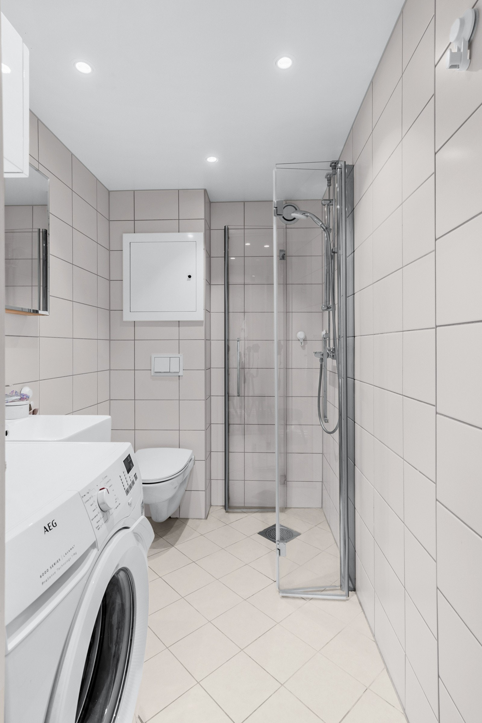 Badet ble rehabilitert i regi av borettslaget i 2019, og er lyst og pent med varmekabler i gulvet og lyse fliser på både gulv og vegger. Galleribilde