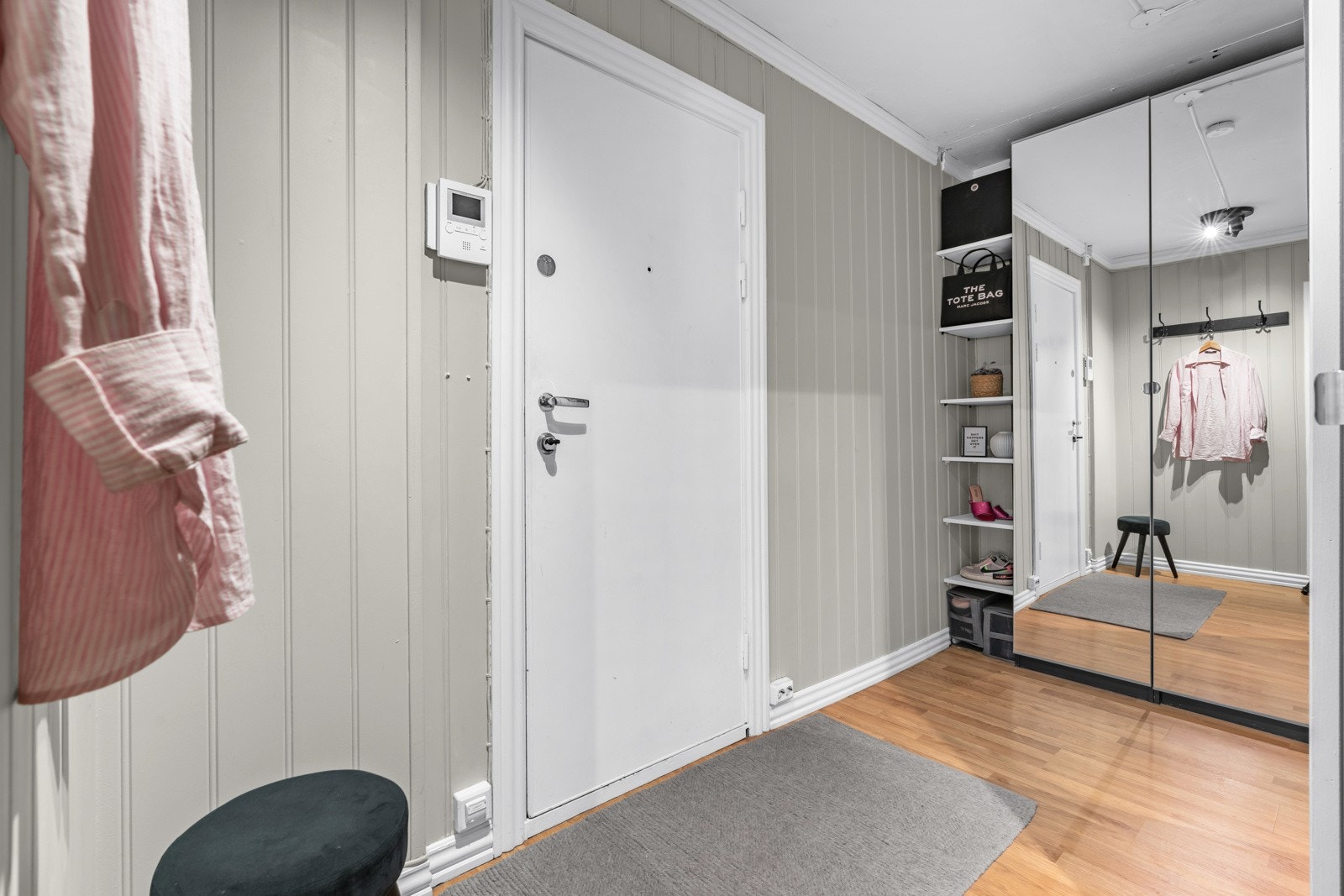 Boligen har en lys og trivelig entré med malt panel på veggene og eikelaminat på gulvet. Gulvet i gangen ble lagt i 2020. Galleribilde