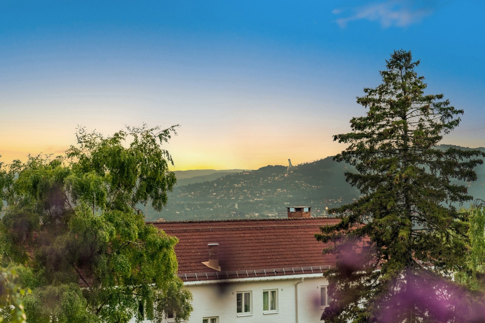 Vetlandsveien 93B er en lys og pen 2-roms med solrik balkong, pent bad fra 2019 og sentral beliggenhet med kort vei til T-bane. Et perfekt førstegangskjøp! Galleribilde