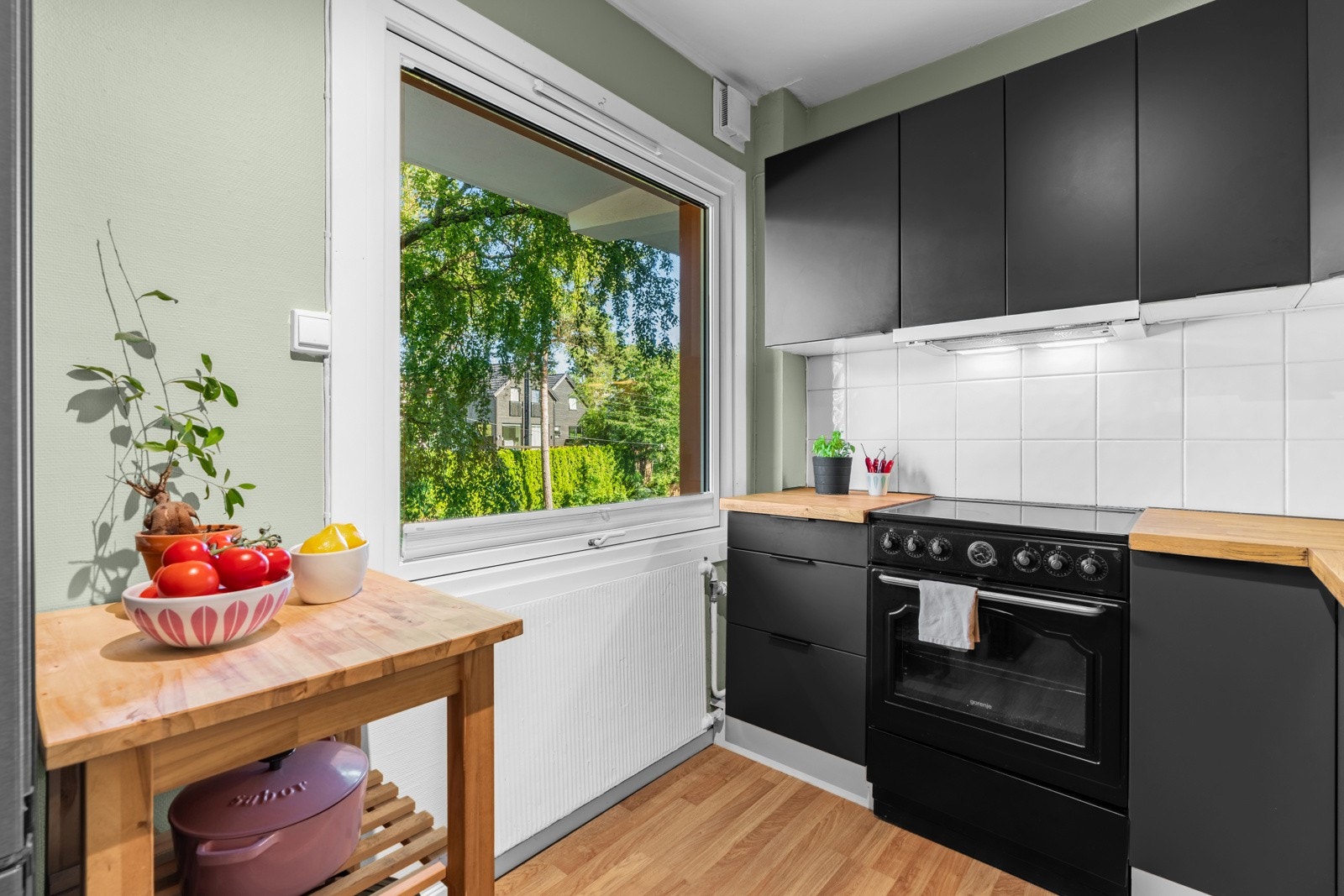 Gulvet på kjøkkenet er fra 2020 og rommet får godt med dagslys fra et stort vindu. Galleribilde