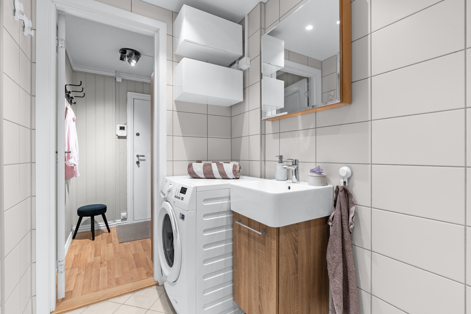 Innredningen består av en heldekkende servant på servantskap med front i eikelaminat. Over servanten er det et speilskap, samt to mindre overskap med hvite fronter. Galleribilde