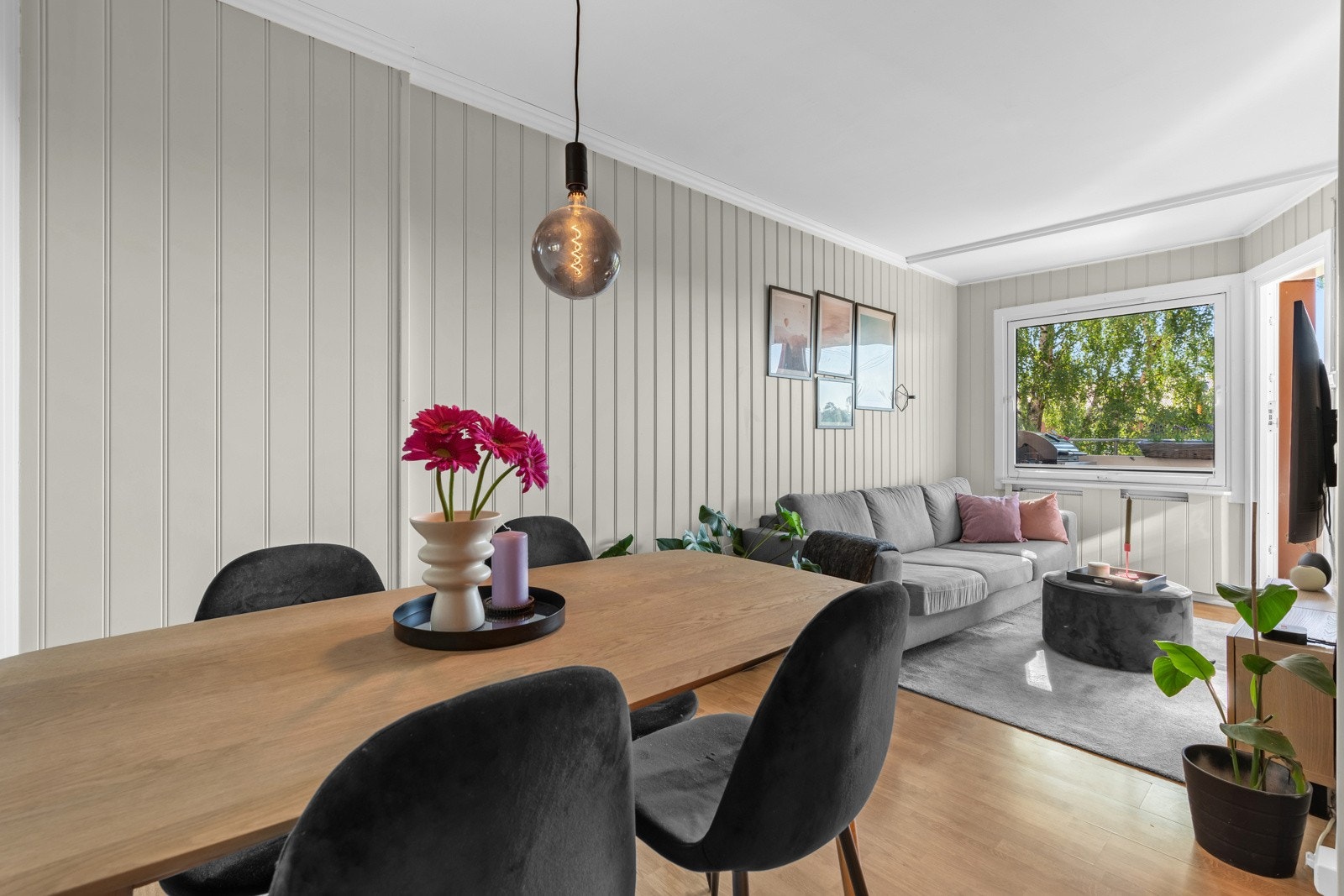 Stuen har en naturlig plassering for både sofa og tv-løsning, samt god plass til spisebord. Galleribilde