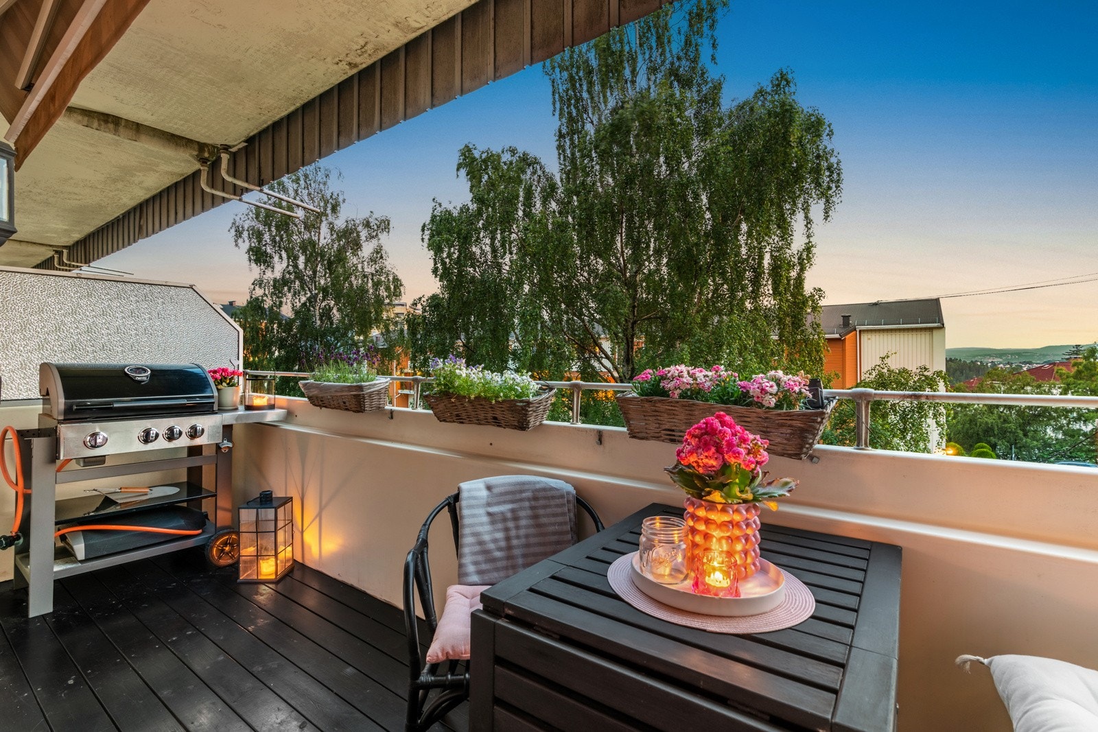 Fra stuen er det utgang til en vestvendt balkong på ca. 8 kvm med gode solforhold og herlig utsikt. Galleribilde