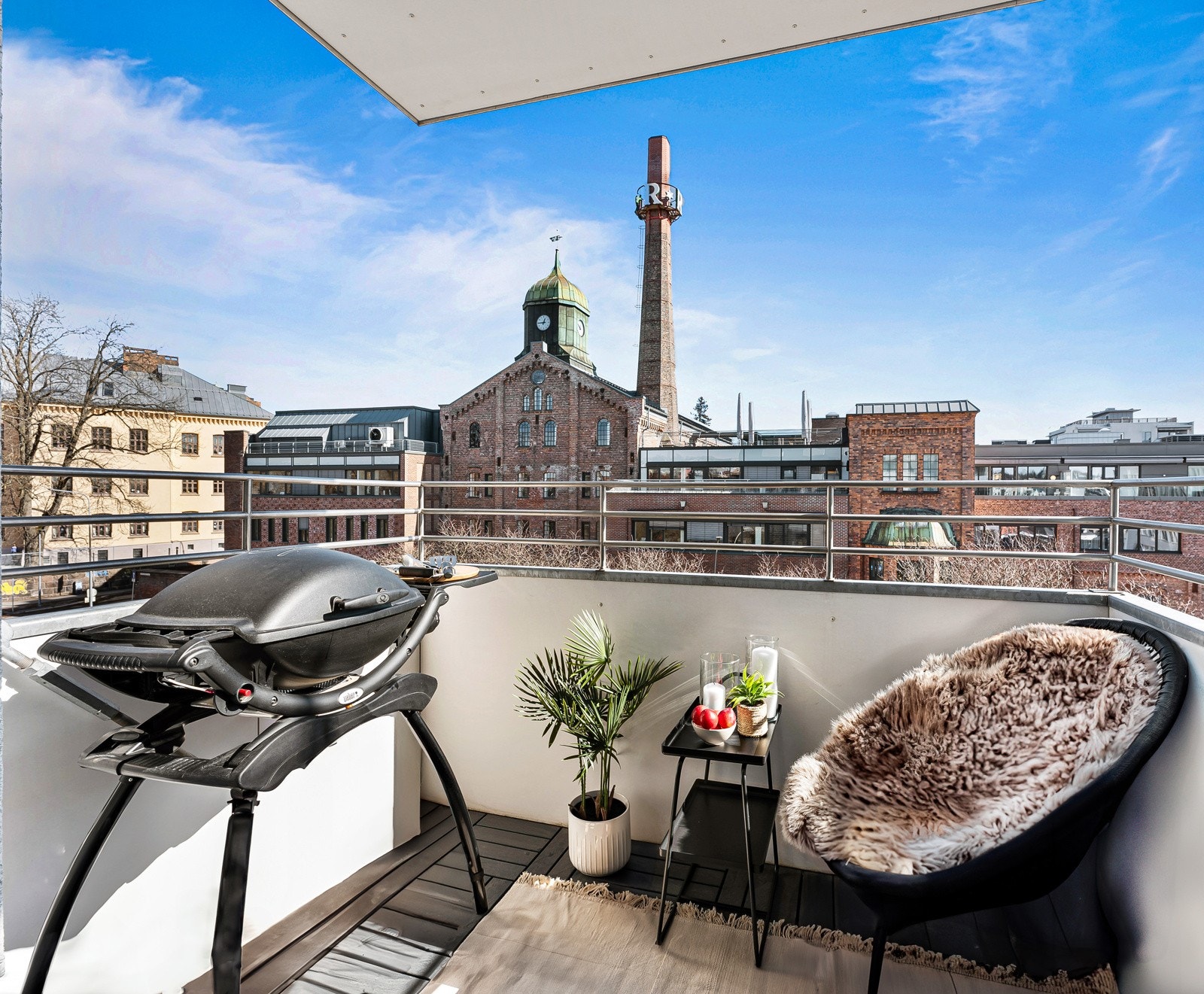 Boligens balkong er på ca 5 kvm. Her kan det innredes med utemøbler og grill til varme sommerdager. Galleribilde