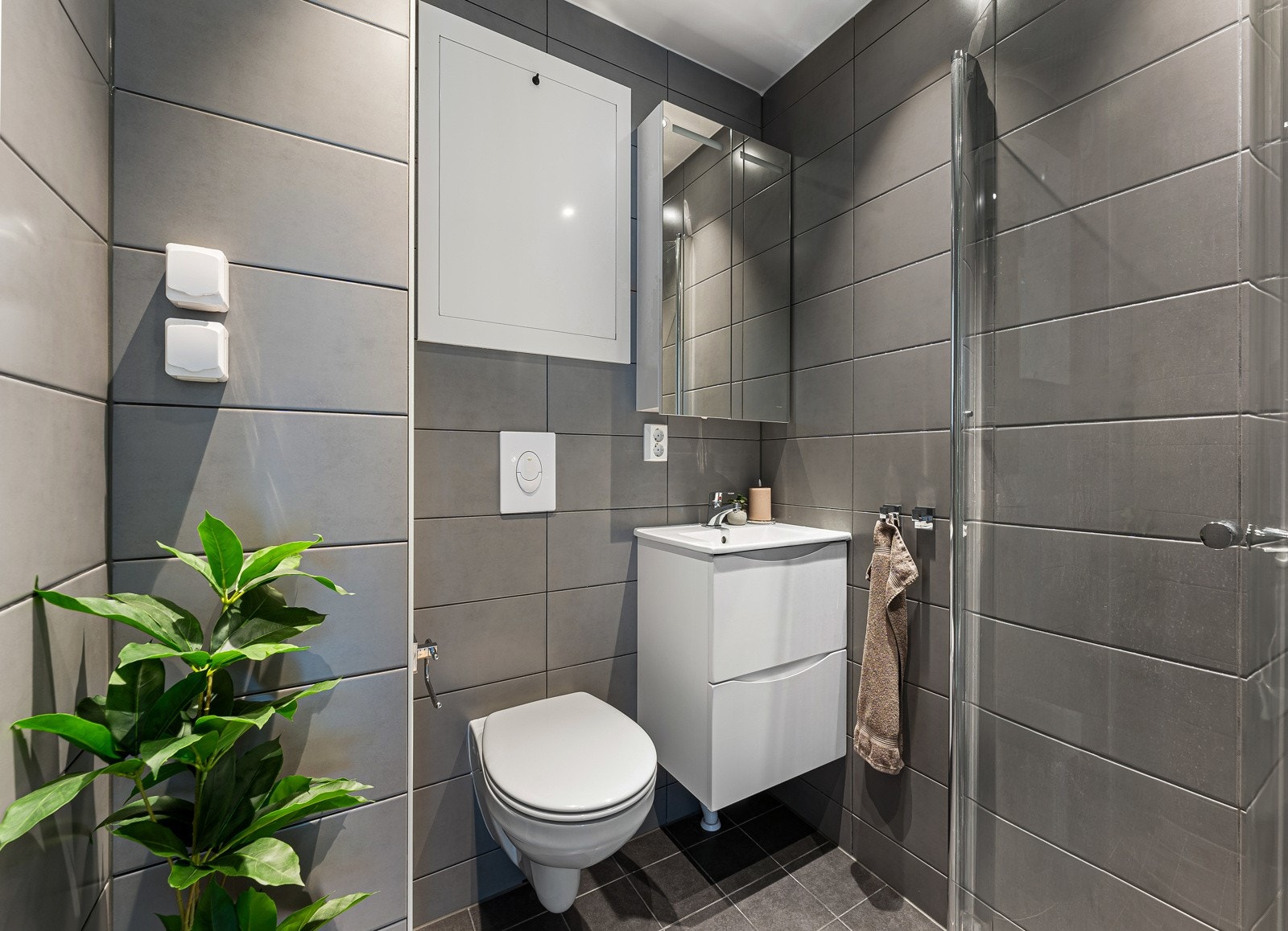 Nytt flislagt bad med gulvvarme fra 2022. Det er mulighet for vaskemaskin. Galleribilde