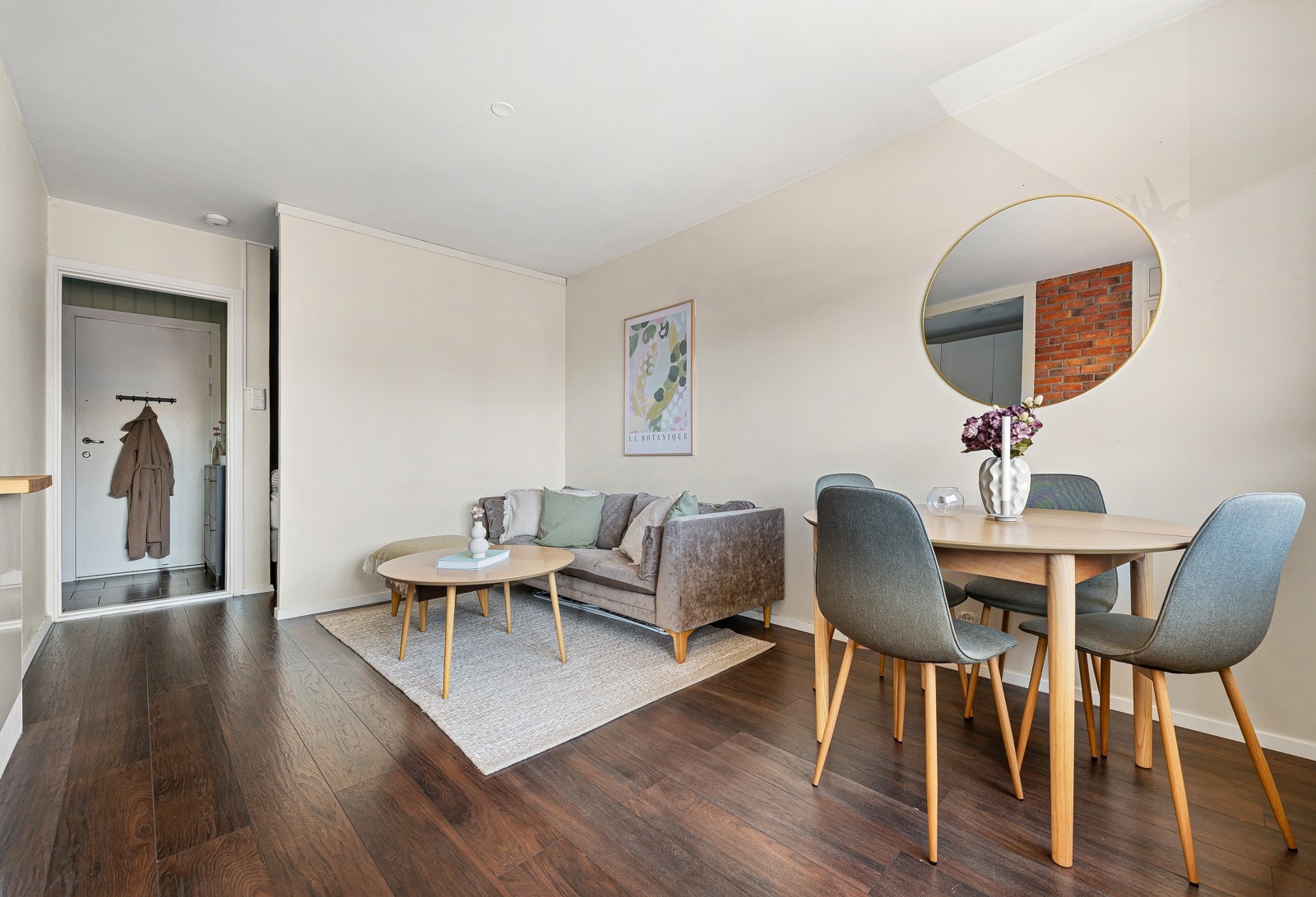 Moderne og stilfull stue med mørkt parkettgulv som skaper en lun atmosfære Galleribilde