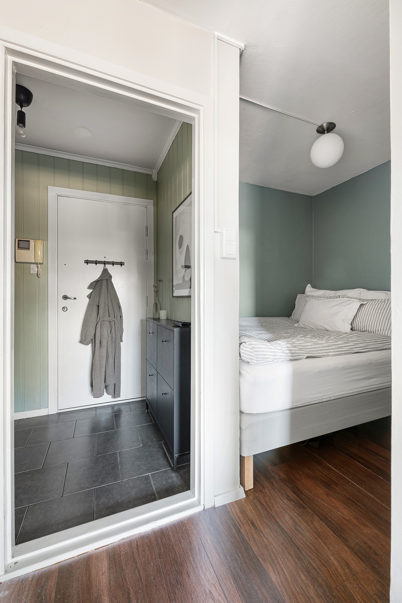 Alkove/soveplass malt i en behagelig grønnfarge med enkel tilgang fra gangen. Galleribilde