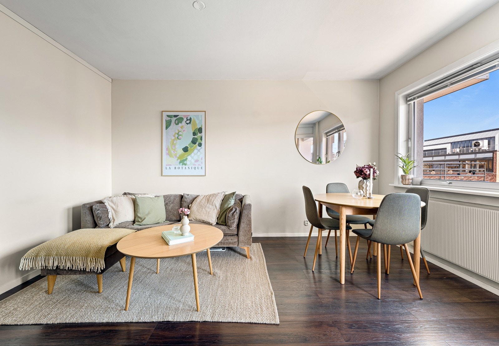 Stuen er et sosialt og lyst allrom med store vindusflater som slipper inn rikelig med sollys. Galleribilde