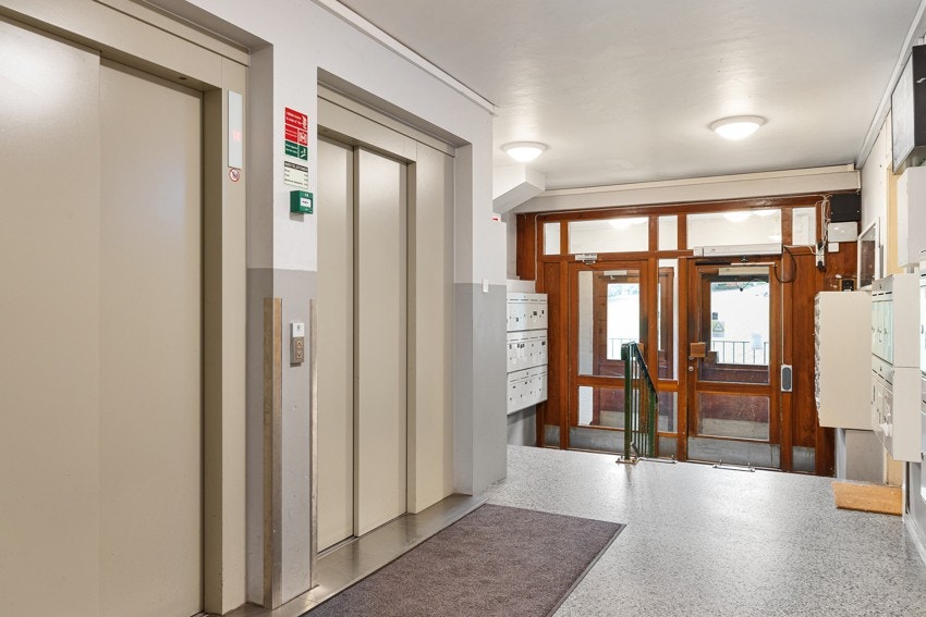 Det er heis i bygget og en velholdt entre. Galleribilde