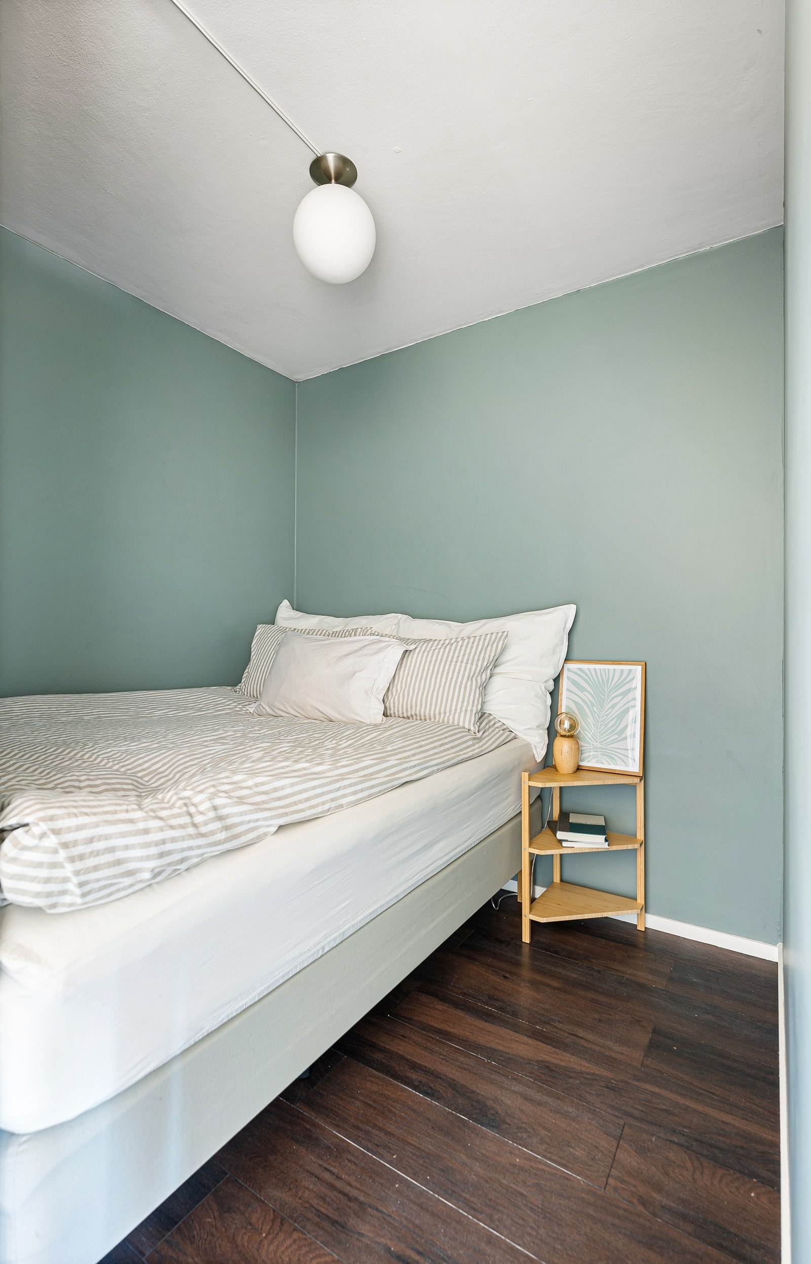 Det er plass til dobbeltseng og nattbord. Galleribilde