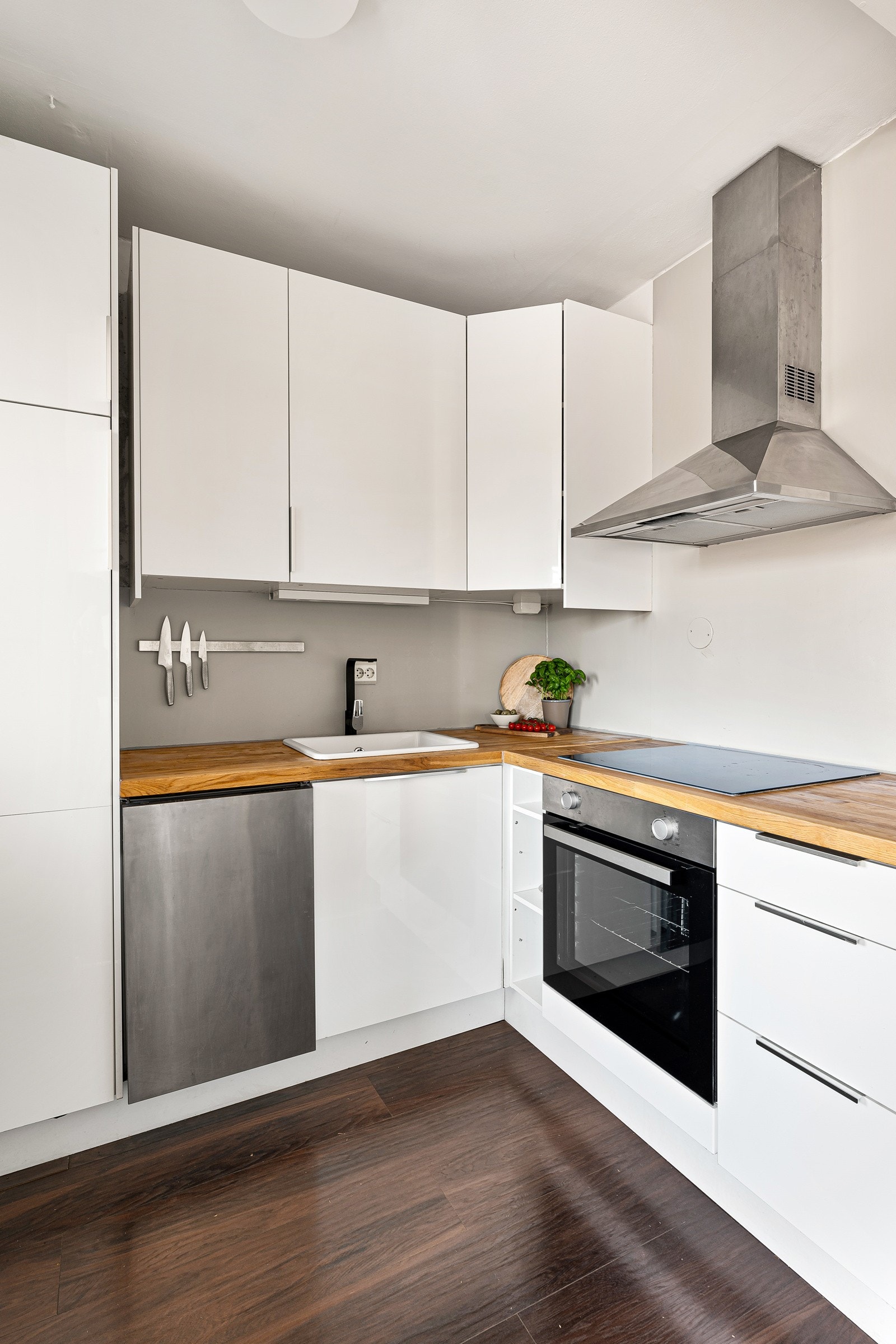 Kjøkkenet har kullfiltervifte over integrert koketopp/ovn, integrert kjøl/frys og opplegg for oppvaskmaskin. Galleribilde