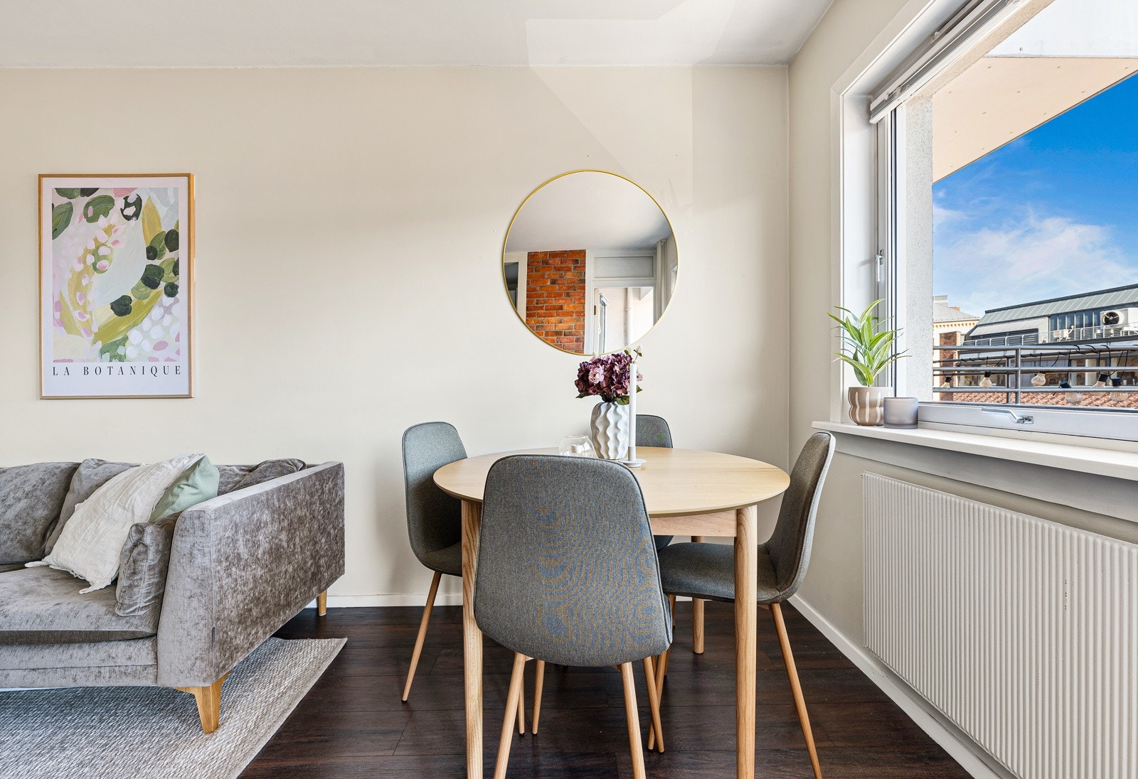 Hyggelig spiseplass med naturlig lys og utsikt. Perfekt for hverdagslige måltider og sosiale sammenkomster. Galleribilde