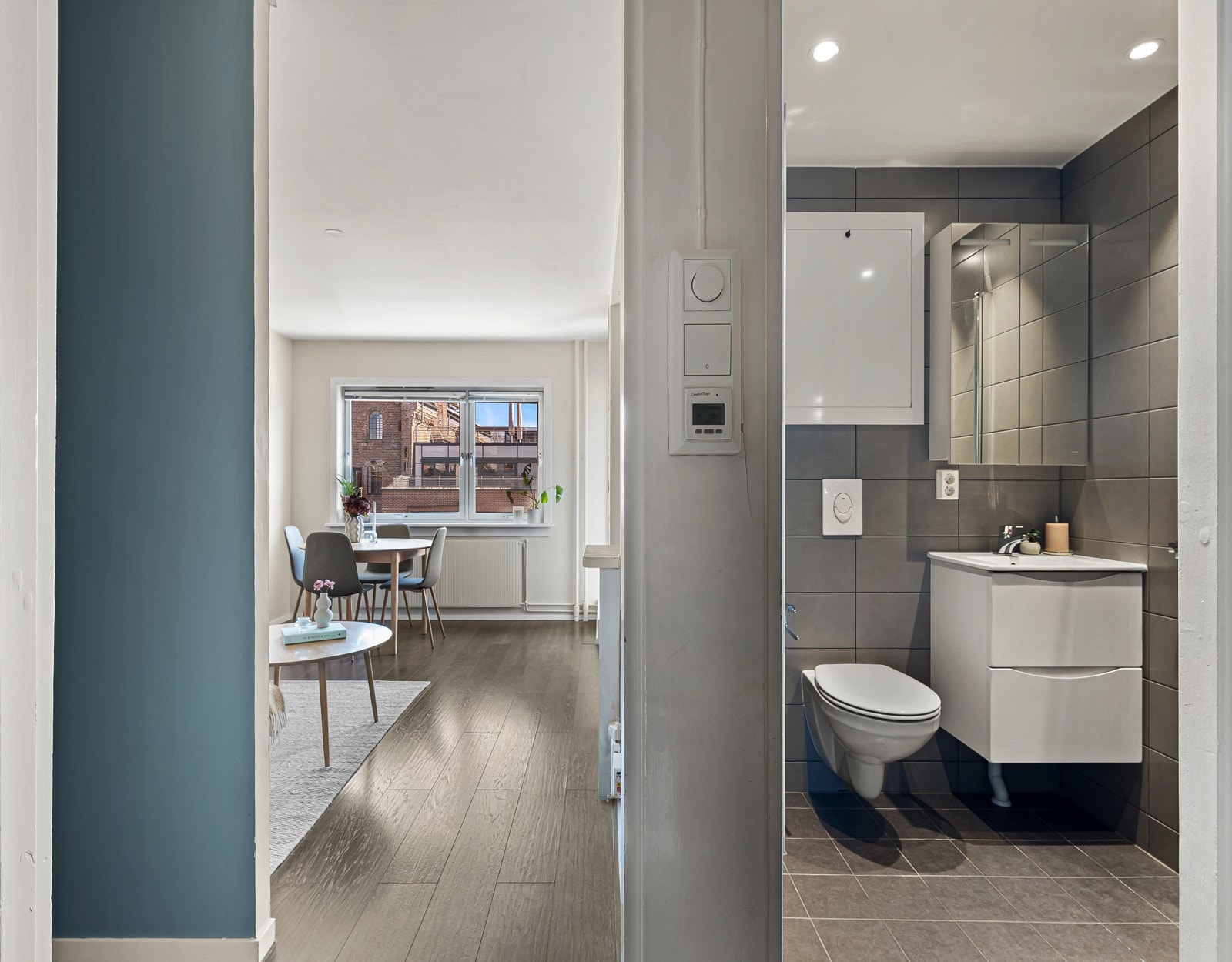 Badet består av veggmontert WC, dusjplass med inn-utadslående dusjvegger og servant med ettgreps blandebatteri. Galleribilde