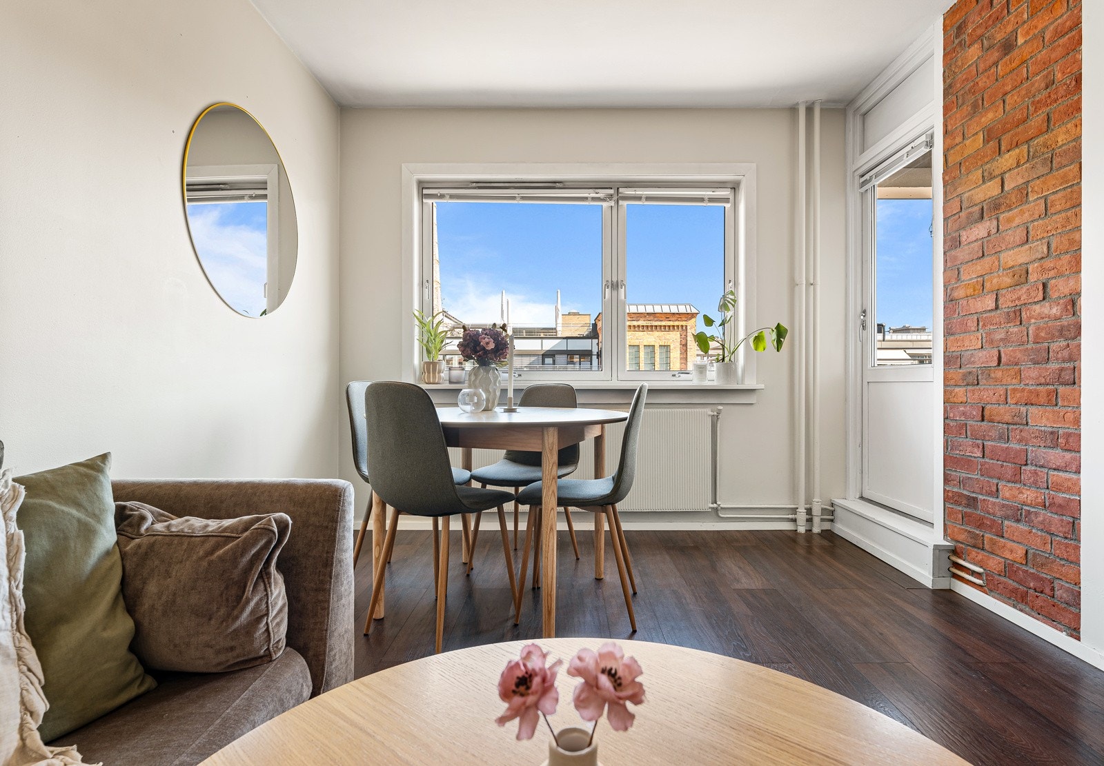 Fra stuen har du direkte utgang til en hyggelig balkong hvor du kan nyte frisk luft og en rolig tilværelse Galleribilde