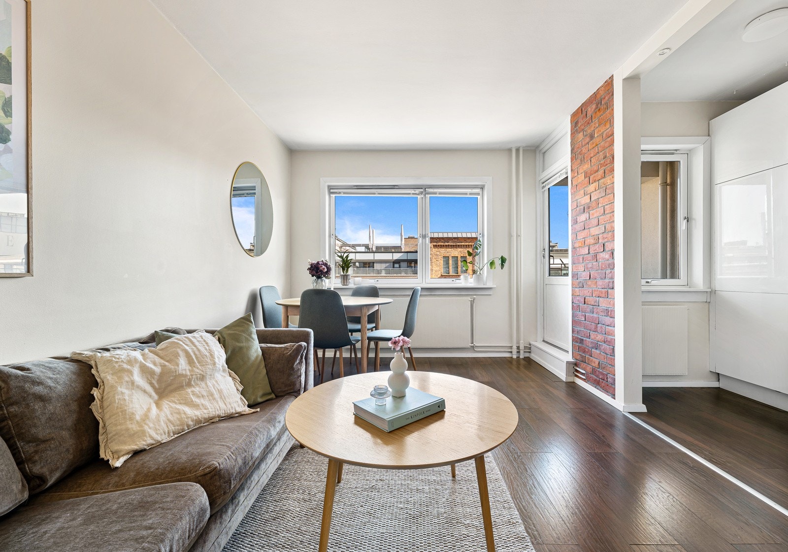 Leiligheten ligger i byggets 10. etasje med heisadkomst. Galleribilde