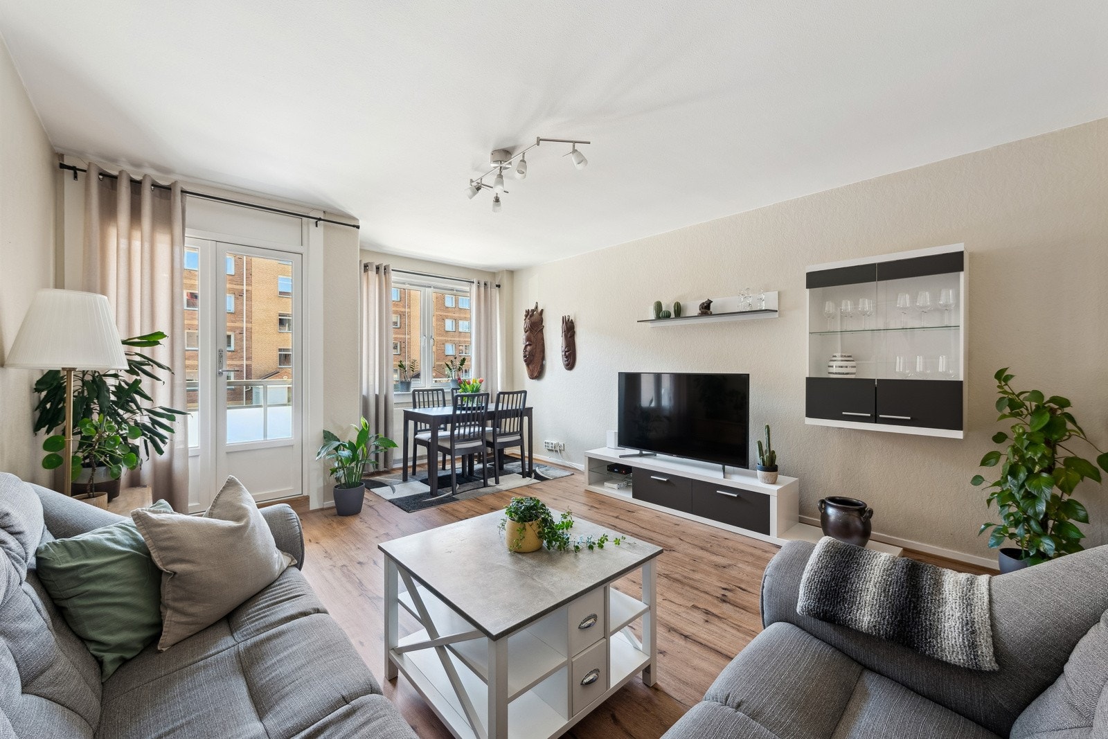 Romslig stue med god plass til sittegruppe og spisebord. Galleribilde