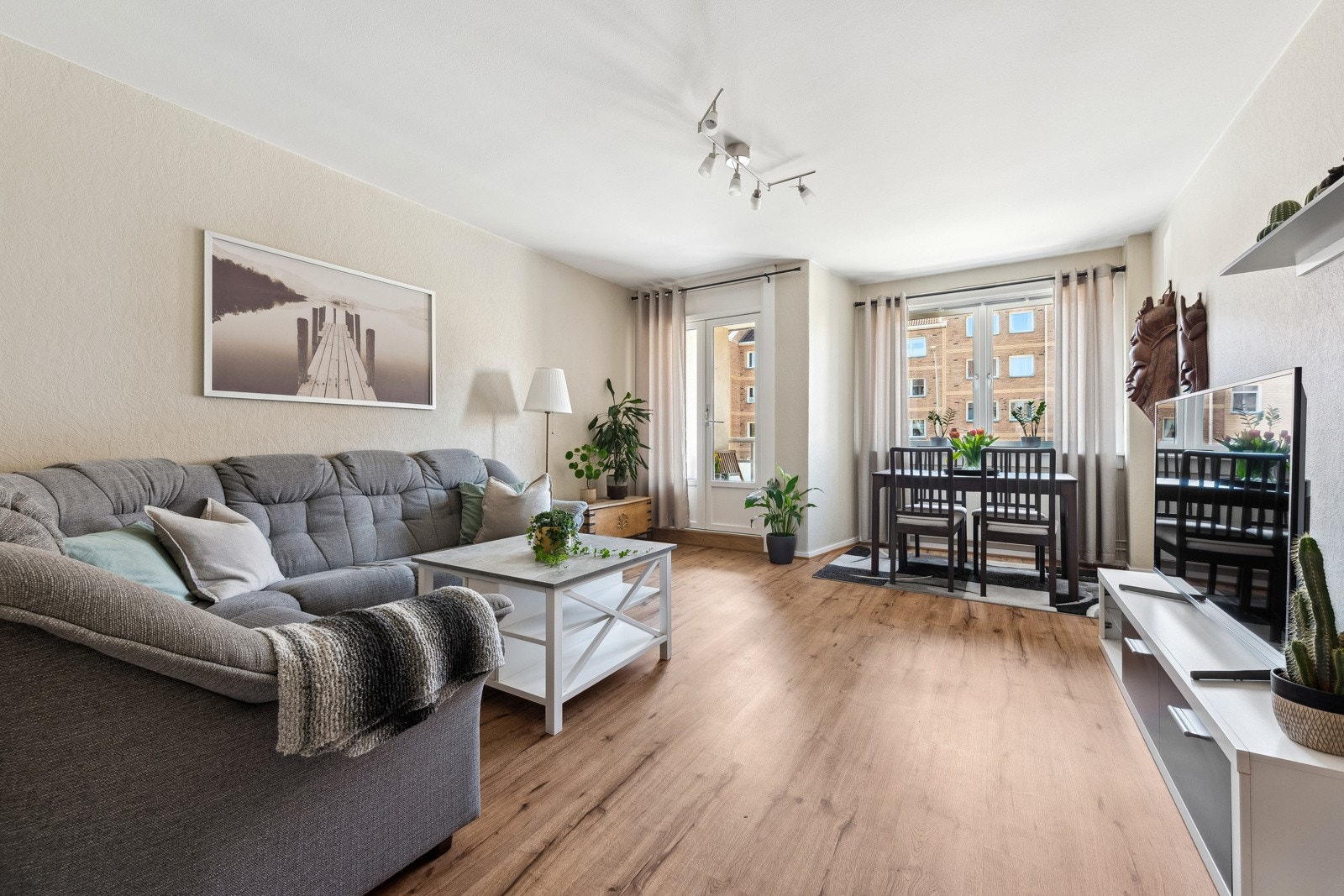 OBOS Eiendomsmeglere ved Guro S. Røysi har gleden av å presentere en lys og romslig 2-roms i Nordtvedtbekken Borettslag på Kalbakken. Galleribilde