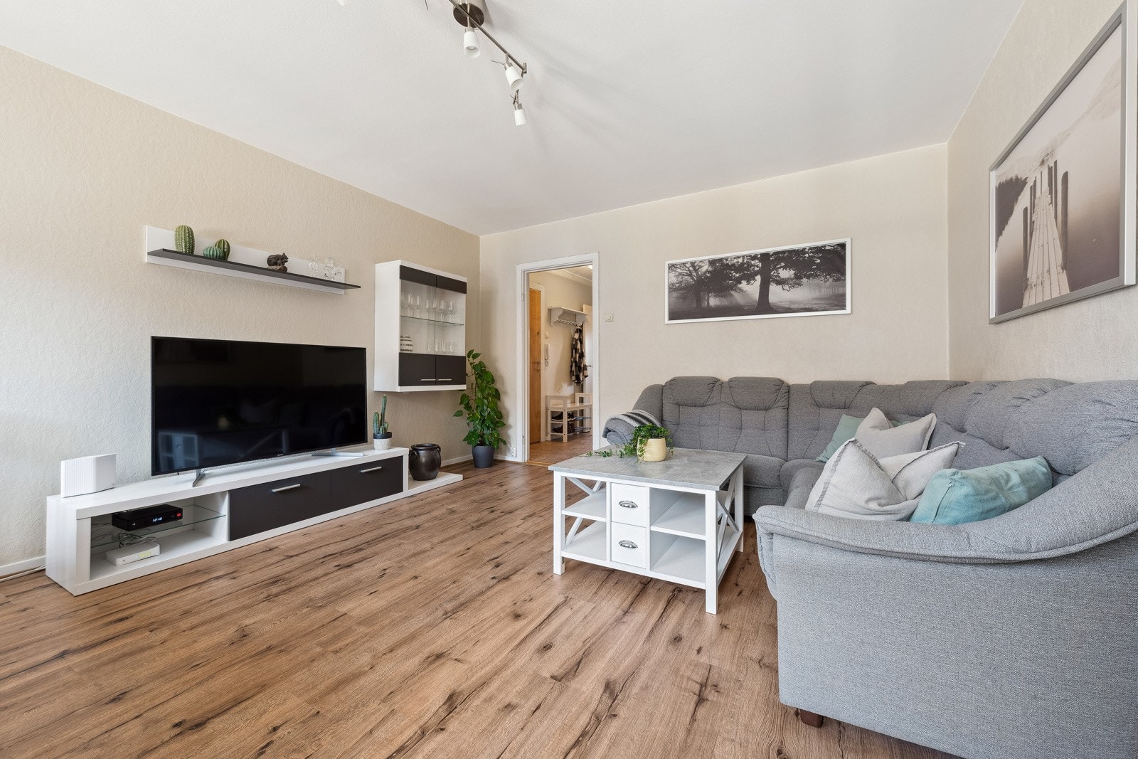 Stuen har naturlige soner som gjør det enkelt å møblere. Galleribilde