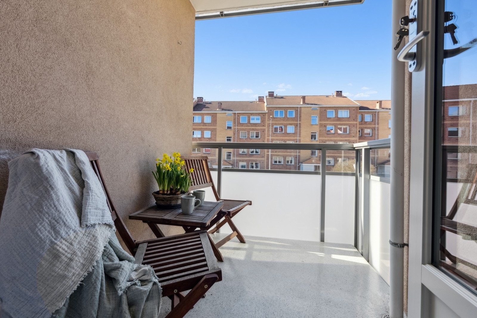 Vest-vendt balkong på 3 m². Dobbel balkongdør og vinduer med karmer/rammer av tre og to-lags glass fra 2022. Galleribilde