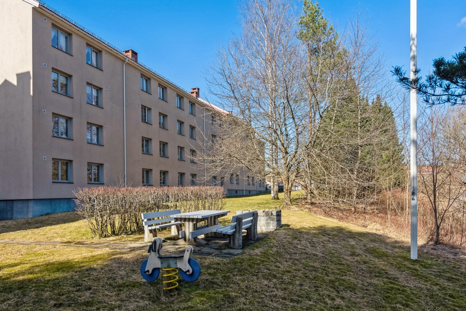 Nordtvedtbekken Borettslag har flotte og opparbeidede grøntarealer som tar seg godt ut. På sommerstid blir grøntarealene velstelt og det blir satt ut koselige sittegrupper til beboerne. Her er det grønt og trivelig med hyggelige lekeapparater. Galleribilde