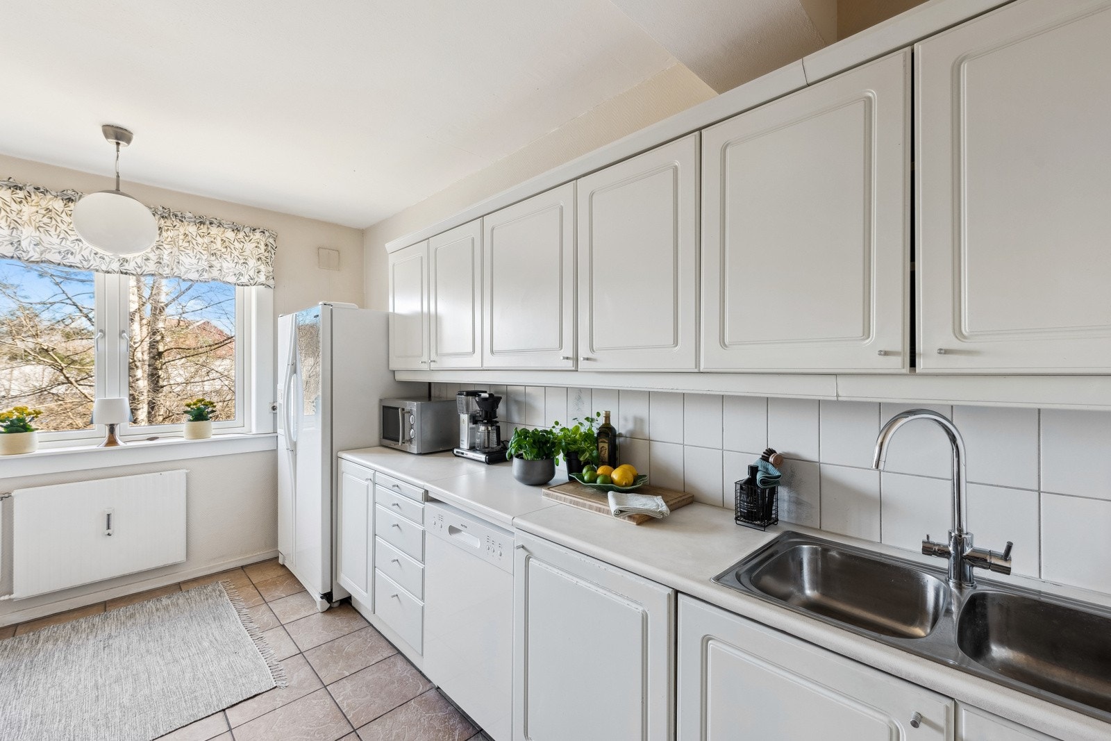 Frittstående kjøleskap med fryser og oppvaskmaskin. Integrert stekeovn og nedsenket platetopp. Galleribilde