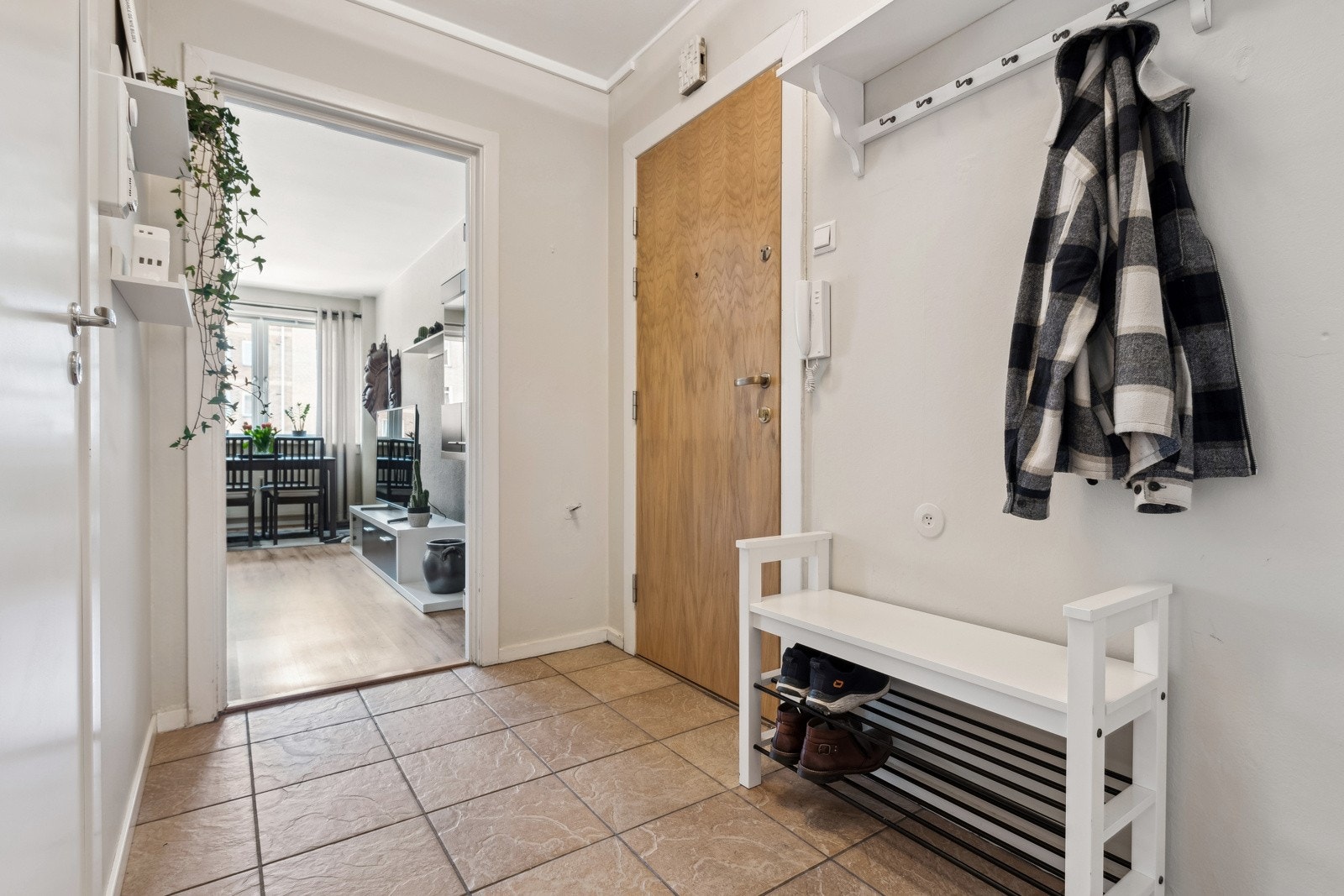 Hyggelig og innbydende entre med god plass til å henge fra seg yttertøy og sette fra seg sko. Galleribilde