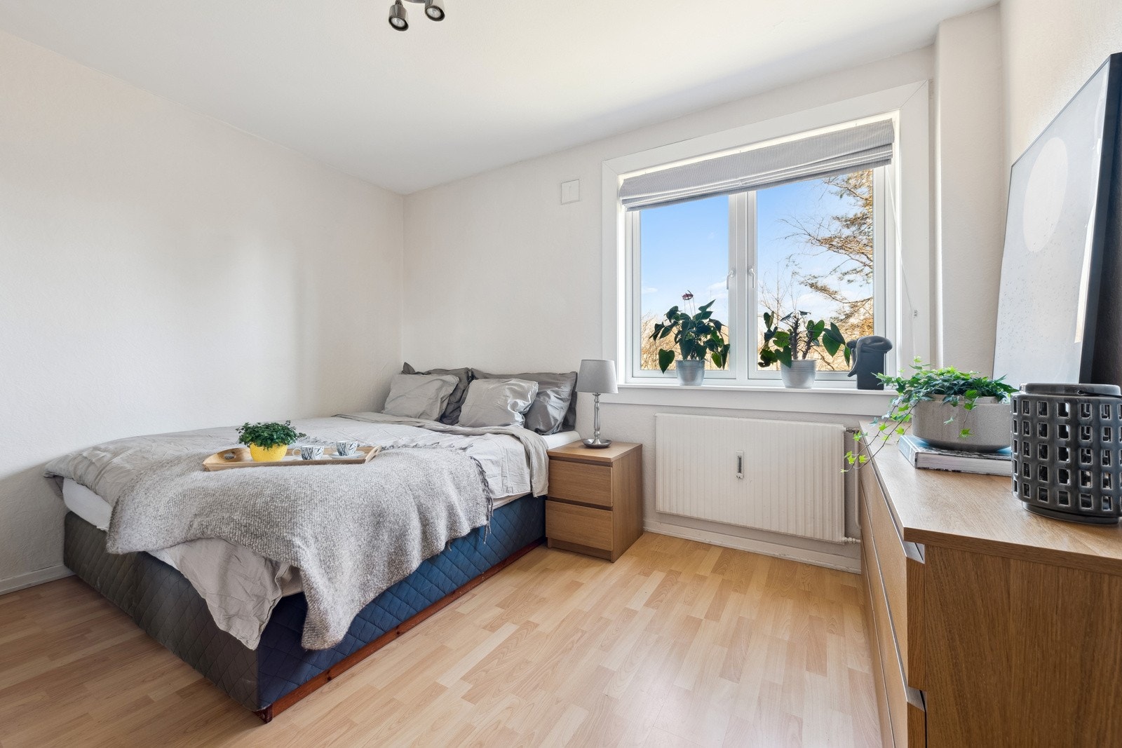 Boligen har et stort soverom med god plass til dobbeltseng og tilhørende møblement. Galleribilde