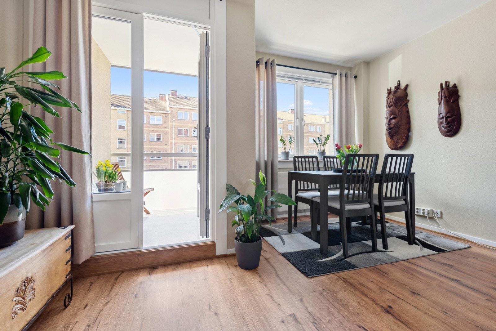 De store vindusflatene slipper inn rikelig med lys og skaper en god romfølelse. Galleribilde