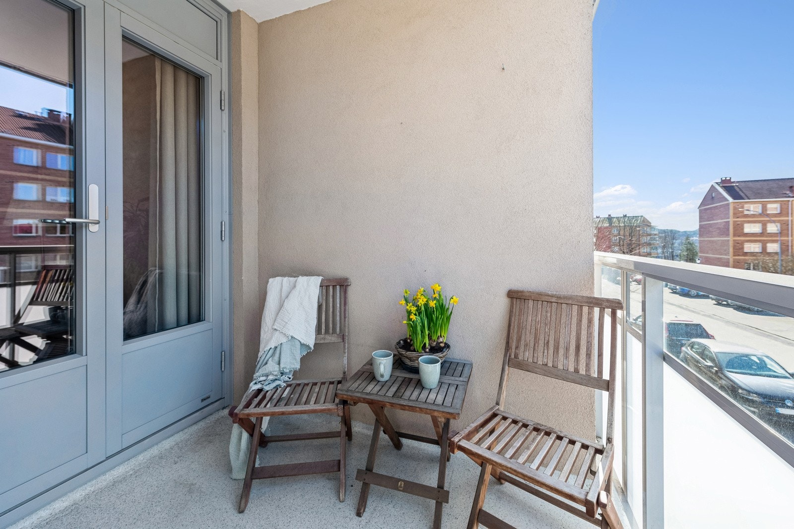 Fra stuen er det utgang til solrik balkong med plass til utemøbler. Galleribilde