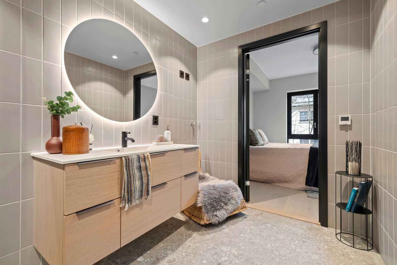 Delikat og meget pent flislagt bad med tilgang fra hovedsoverom Galleribilde