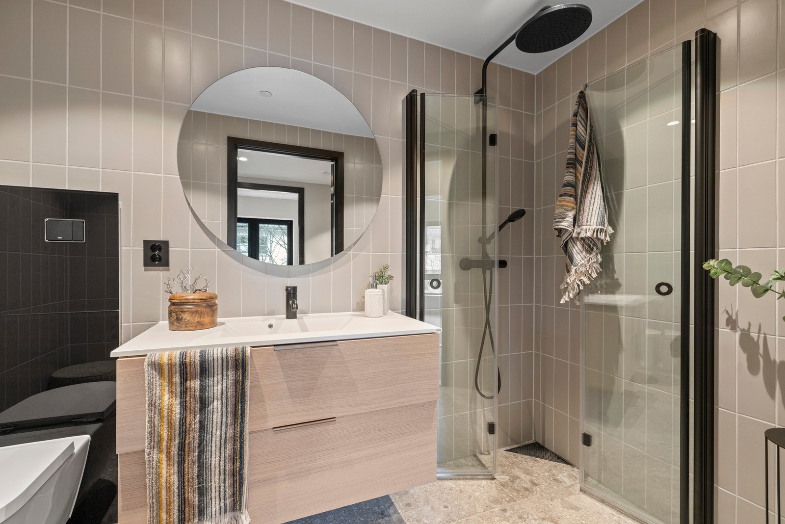 Delikat og meget pent flislagt bad med tilgang fra entré Galleribilde