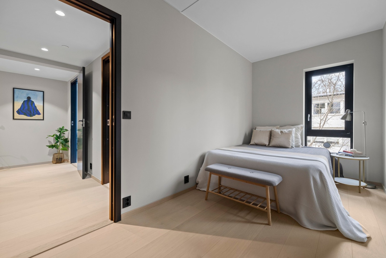 Soverom nr. 2 med plass til seng, nattbord og garderobe. Galleribilde