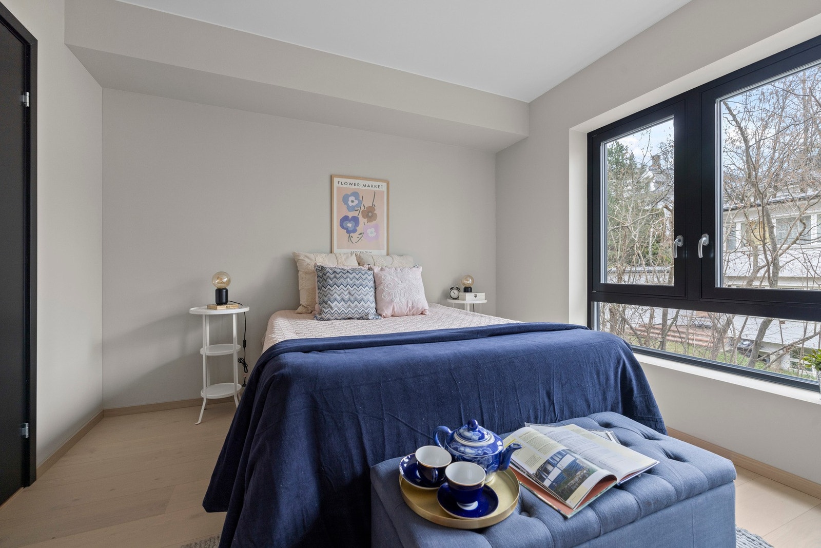 Hovedsoverom med plass til dobbeltseng, nattbord og garderobeskap. Galleribilde