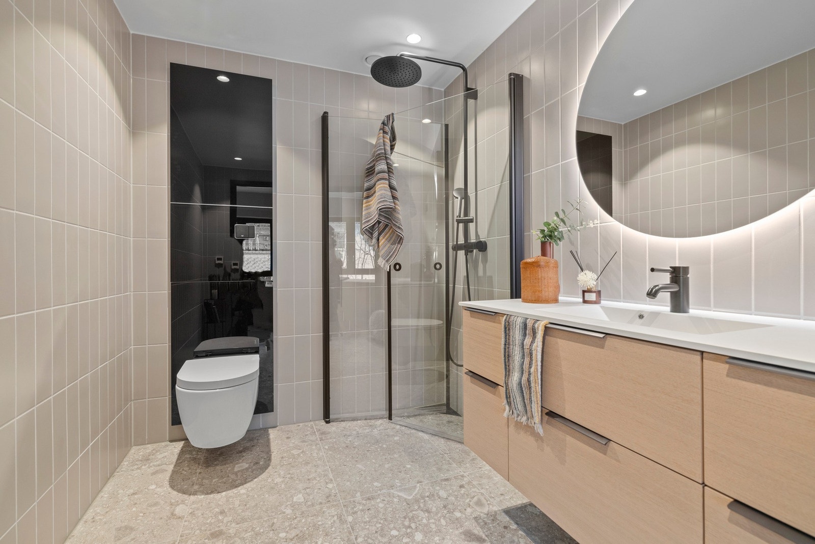 Delikat og meget pent flislagt bad med tilgang fra hovedsoverom Galleribilde