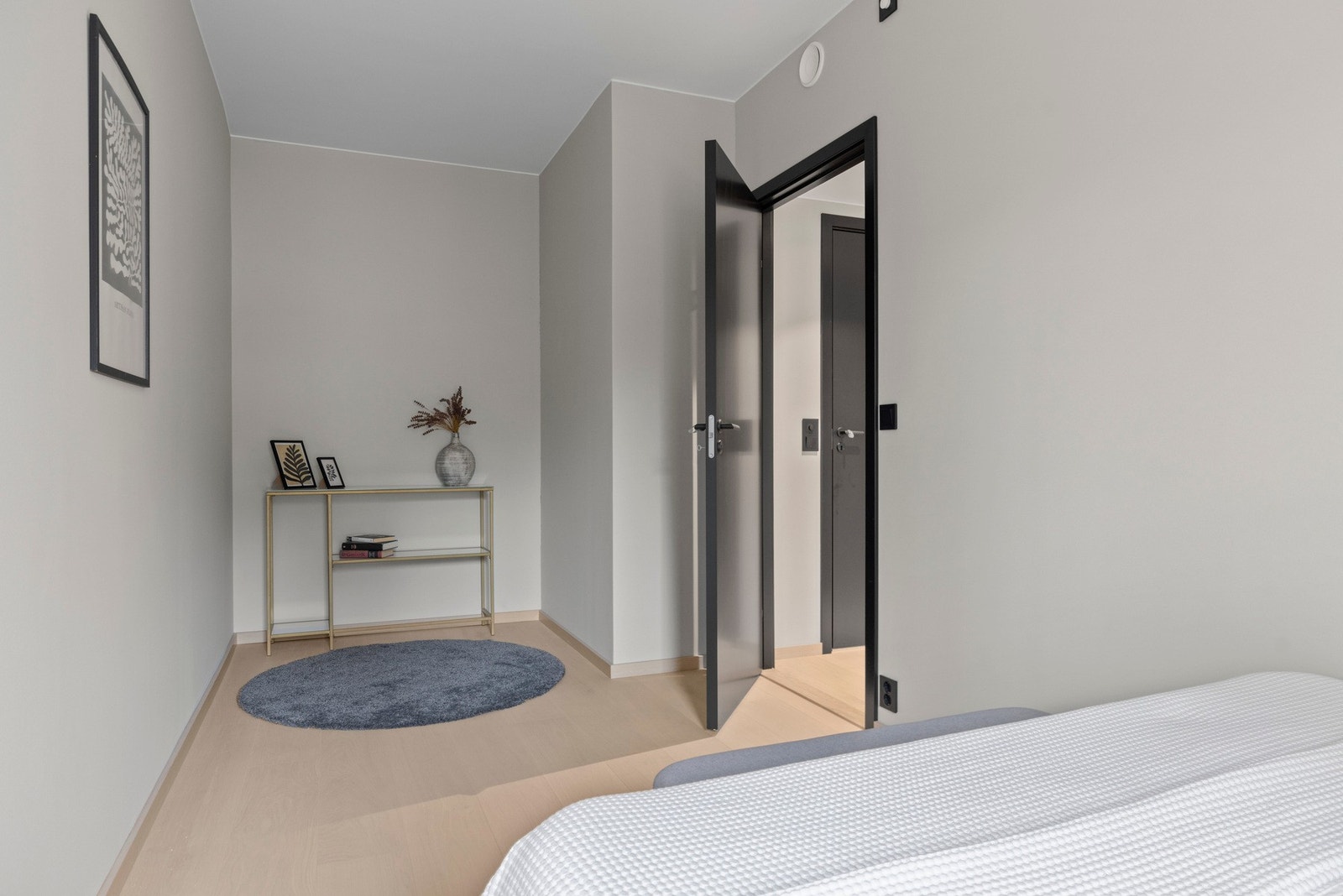 Soverom nr. 2 med plass til seng, nattbord og garderobe. Galleribilde