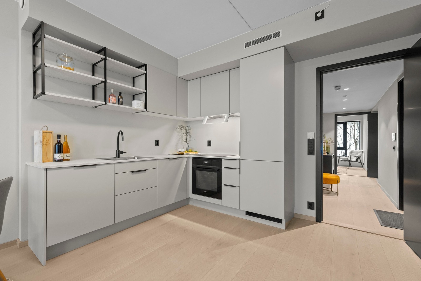 Lekkert HTH kjøkken med integrerte hvitevarer. Galleribilde