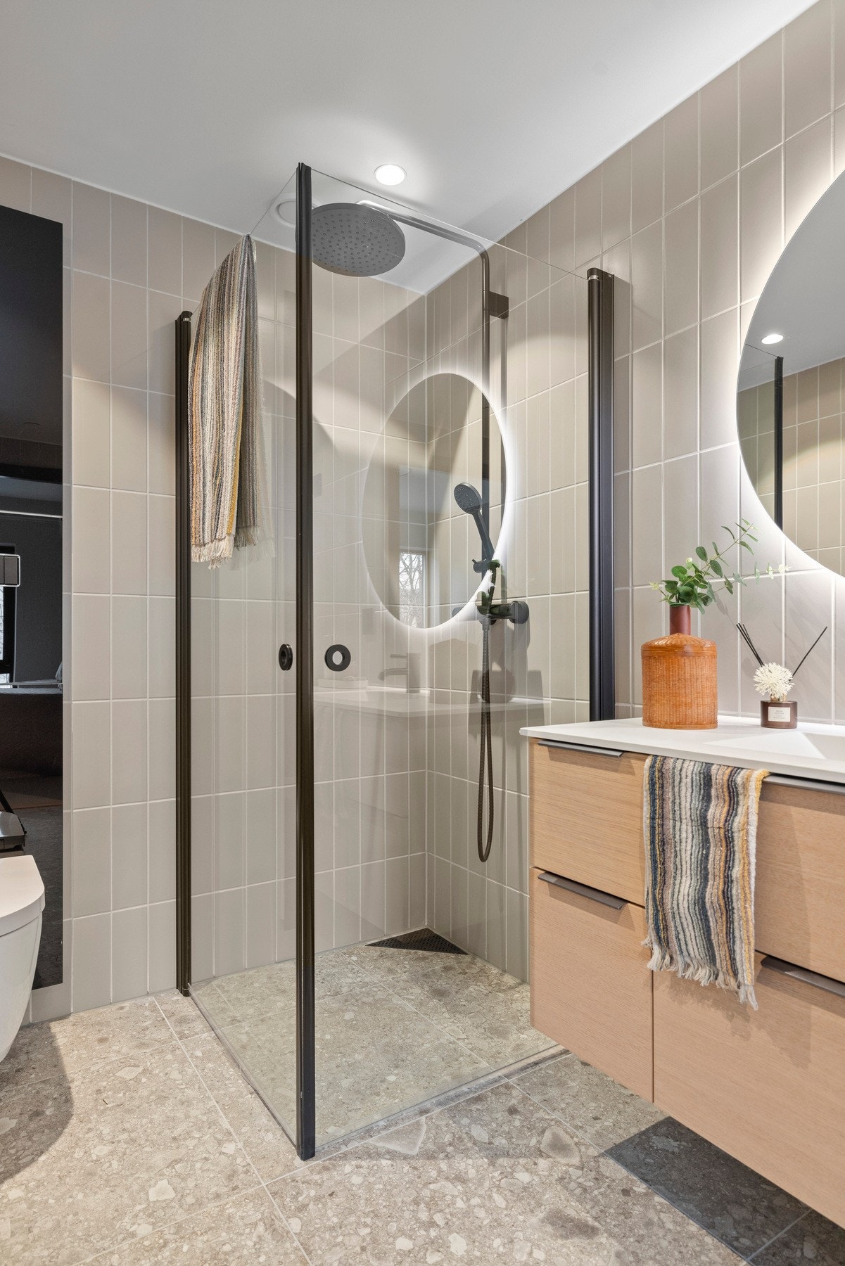 Delikat og meget pent flislagt bad med tilgang fra hovedsoverom Galleribilde