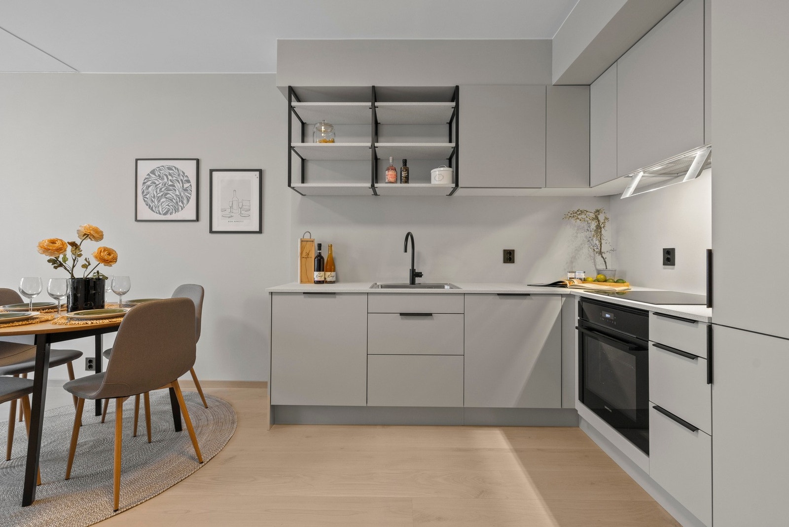 Lekkert HTH kjøkken med integrerte hvitevarer. Galleribilde