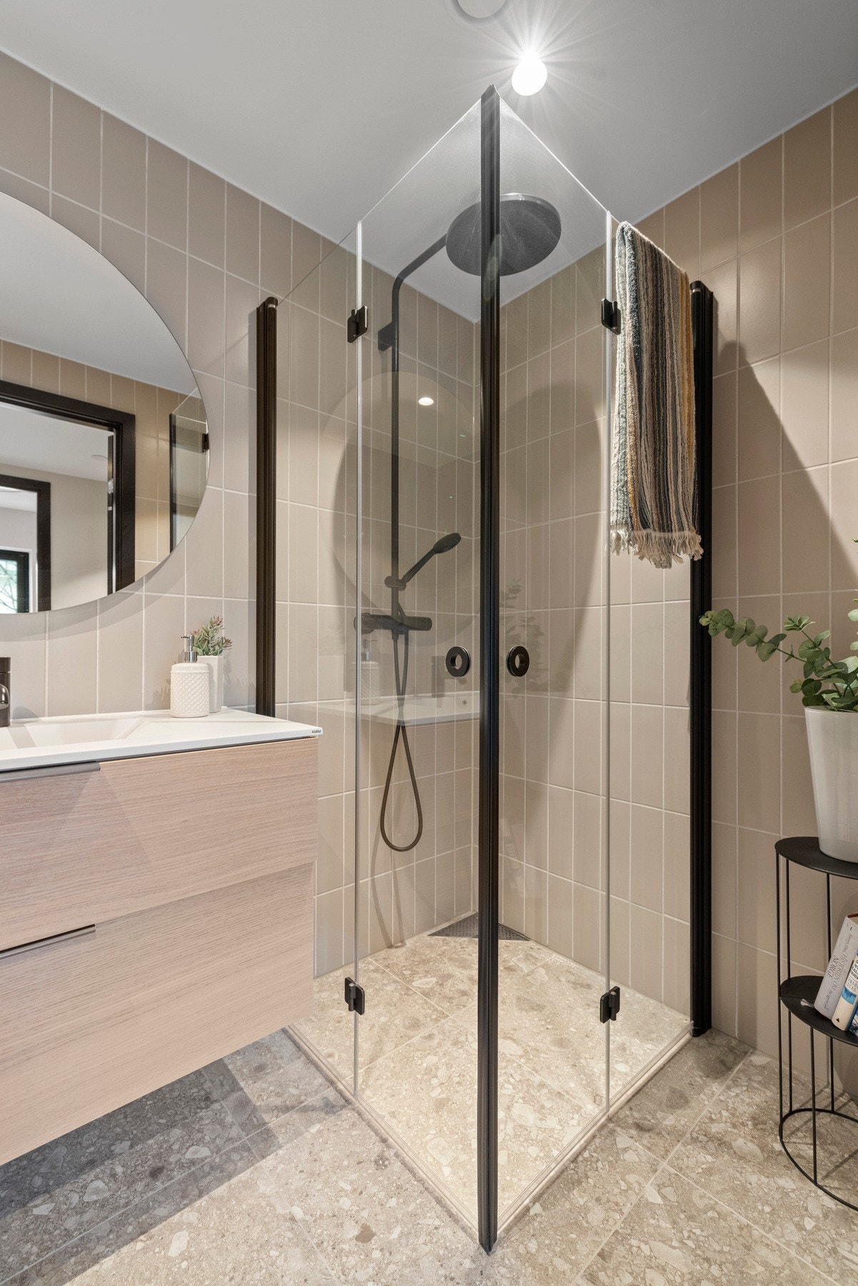 Delikat og meget pent flislagt bad med tilgang fra entré Galleribilde