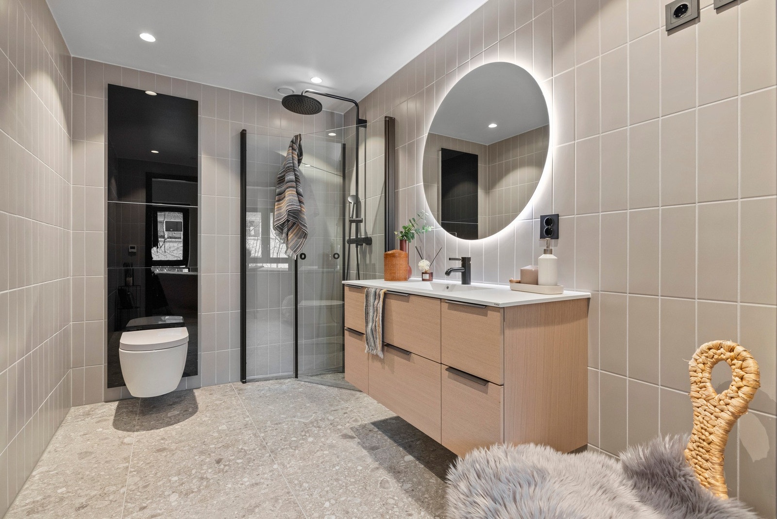 Delikat og meget pent flislagt bad med tilgang fra hovedsoverom Galleribilde