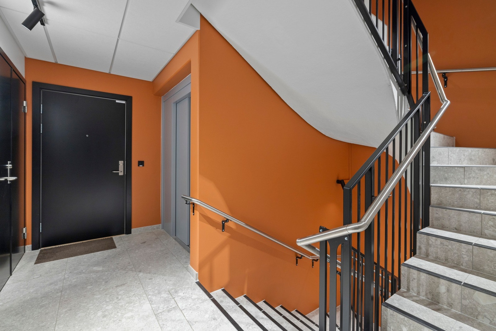 Innbydende inngangsparti med heisadkomst til alle plan. Galleribilde