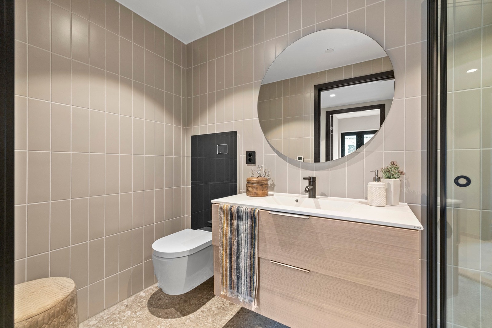 Delikat og meget pent flislagt bad med tilgang fra entré Galleribilde