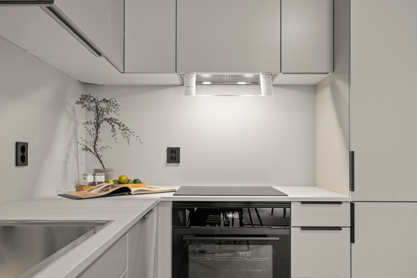 Lekkert HTH kjøkken med integrerte hvitevarer. Galleribilde