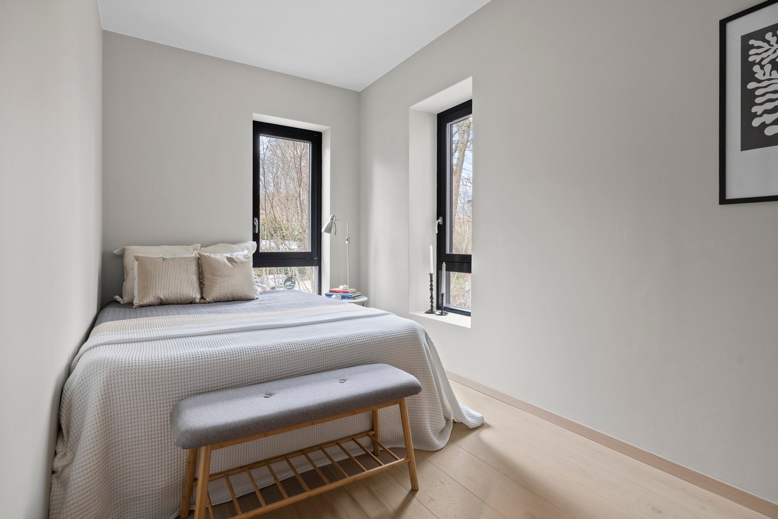 Soverom nr. 2 med plass til seng, nattbord og garderobe. Galleribilde