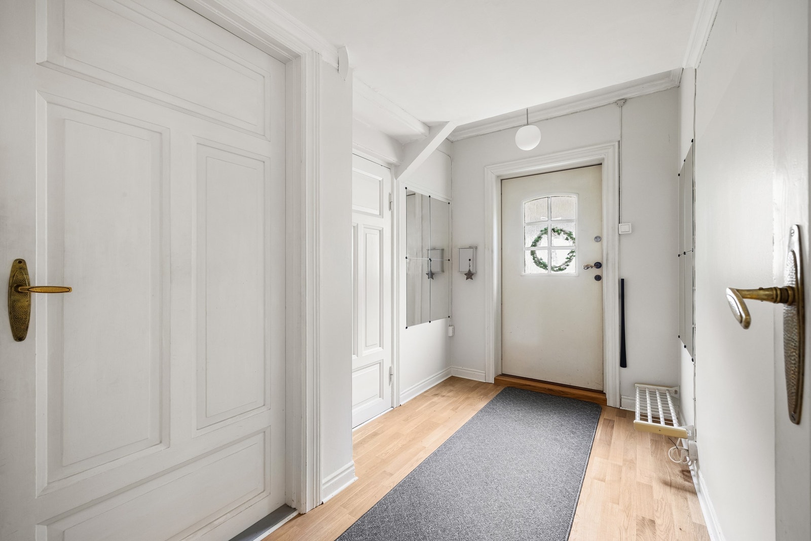 Det er oljet eikeparkett i hallen. Galleribilde