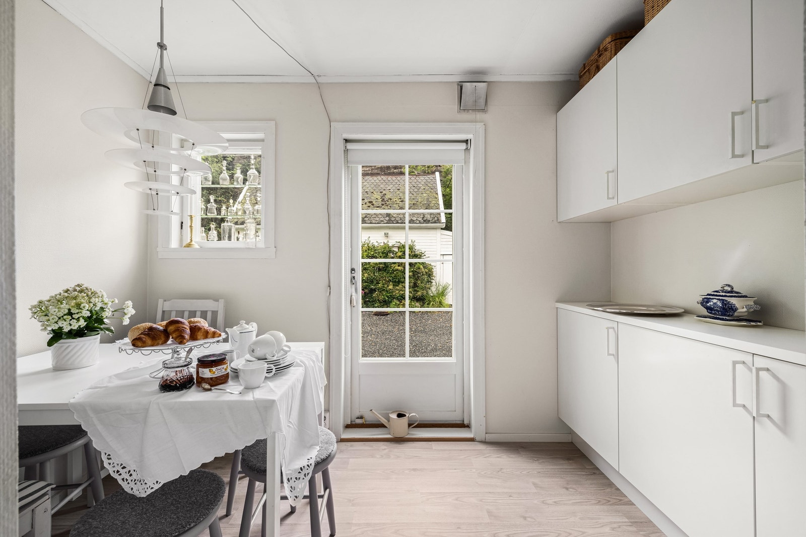Frokostrommet har balkongdør for eventuell fremtidig balkong, terrasse eller trapp til gårdsplassen. Galleribilde