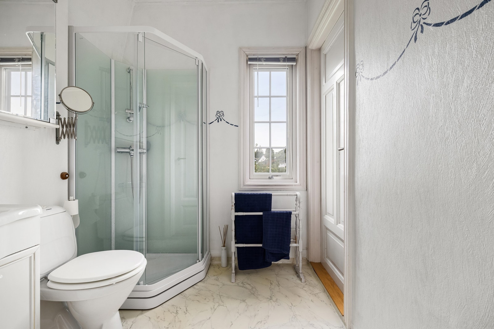 Nytt dusjkabinett ble installert i 2023. Badet for øvrig er fra 1995. Galleribilde