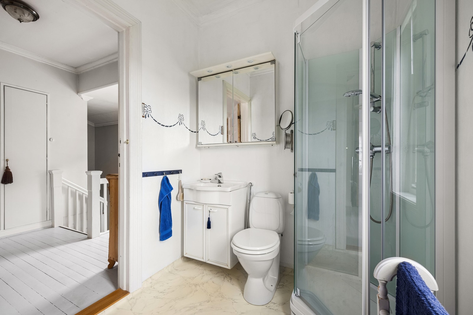 Klosett finnes også i et separat toalettrom vegg i vegg med badet. Galleribilde