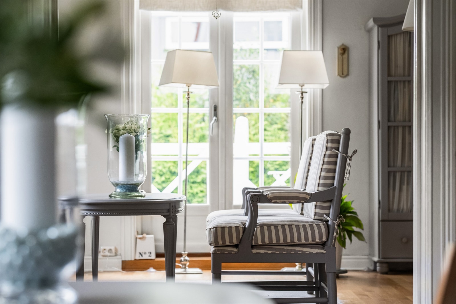 To-fløyet dør leder ut til den lille balkongen, med trapp videre ned til uteplassen. Galleribilde