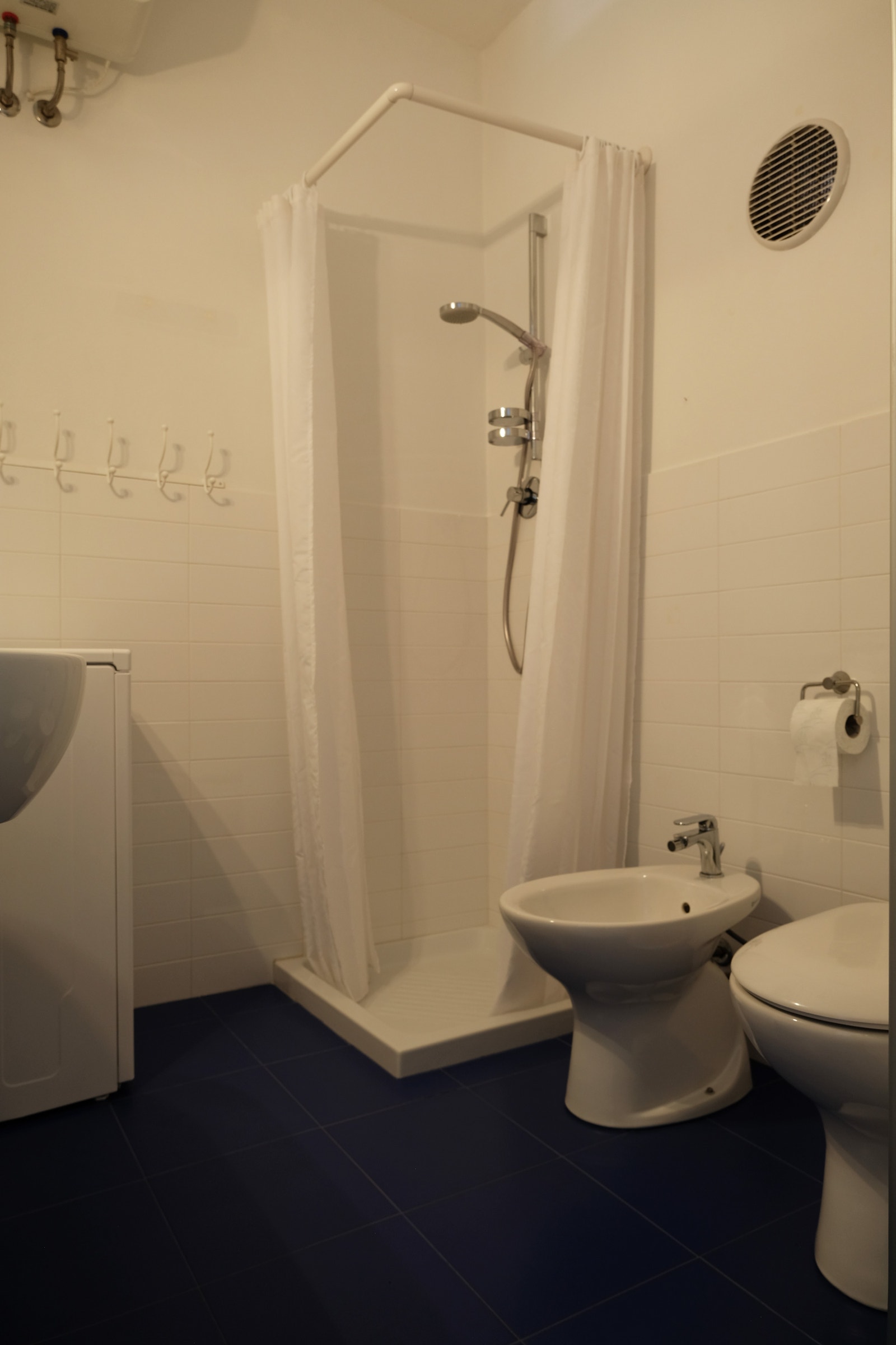 Foto 19.04.2025. Badet er romslig. Vi har og vaskemaskin her. Galleribilde